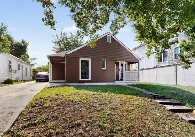Photo 4 of House for sale at 5020 Pershing St, Dallas, TX 75206 | MLS# 21061033 | Listing updated on 2026-08-22