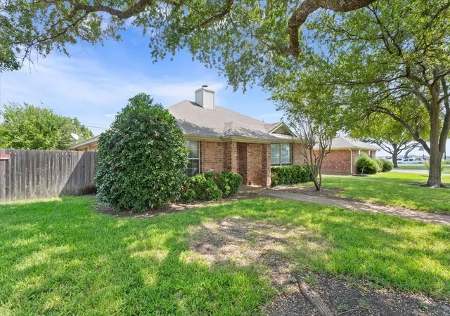 Photo 2 of Single family home for sale at 1414 Chapel Hill Dr, Waco, TX 76712 | MLS# 21037942 | Listing updated on 2026-10-07
