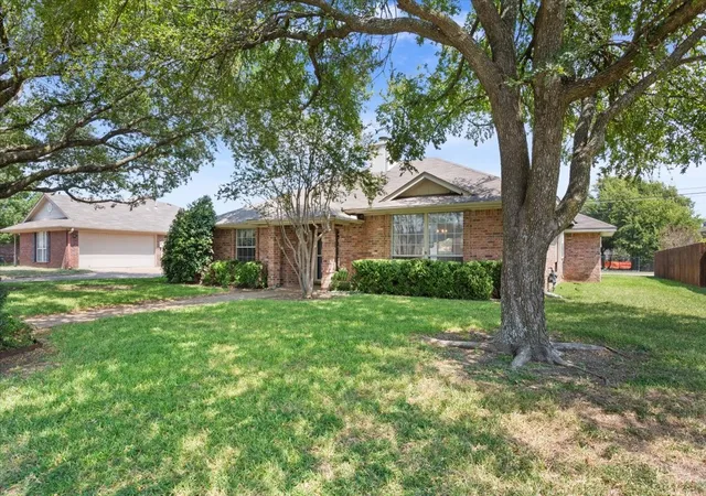 Photo 3 of Single family home for sale at 1414 Chapel Hill Dr, Waco, TX 76712 | MLS# 21037942 | Listing updated on 2026-10-07