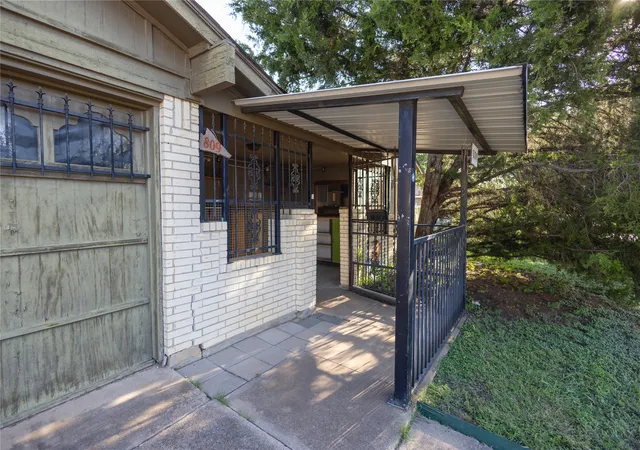 1st image of 809 Lomo St, Fort Worth, TX 76110 | MLS# 21059078