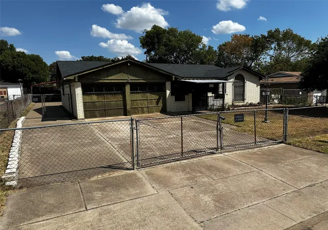 Photo 1 of Single family home for sale at 809 Lomo St, Fort Worth, TX 76110 | MLS# 21059078 | Listing updated on 2026-09-07