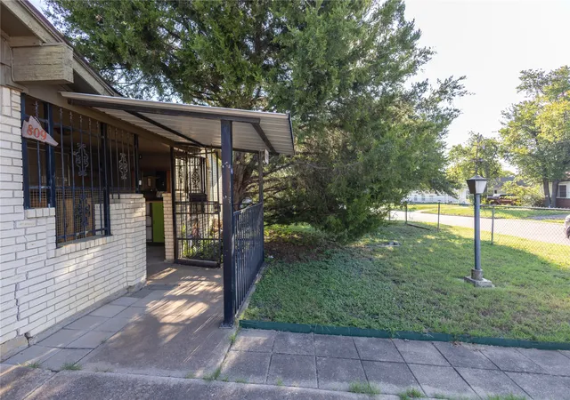 2nd image of 809 Lomo St, Fort Worth, TX 76110 | MLS# 21059078