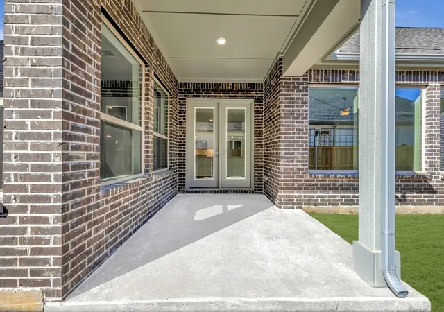 Photo 3 of Single family home for sale at 2075 Emerald Grove Dr, Arlington, TX 76005 | MLS# 21065909 | Listing updated on 2026-09-28