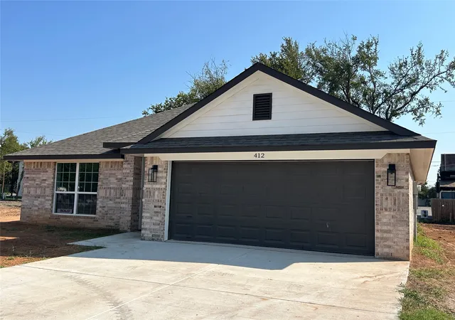 Homes for sale in Lacy Lakeview, TX | 412 Conway St, Lacy Lakeview, TX 76705 | MLS# 21067244