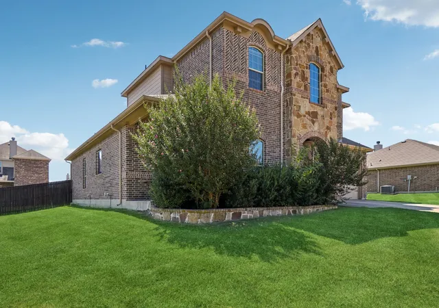 Photo 3 of Single family home for sale at 1506 Oak Park Ln, Cedar Hill, TX 75104 | MLS# 21069151 | Listing updated on 2026-10-01