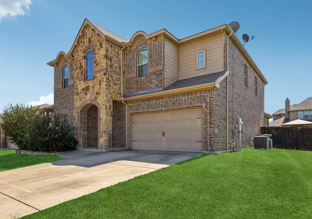 Photo 3 of Single family home for sale at 1506 Oak Park Ln, Cedar Hill, TX 75104 | MLS# 21069151 | Listing updated on 2026-10-01