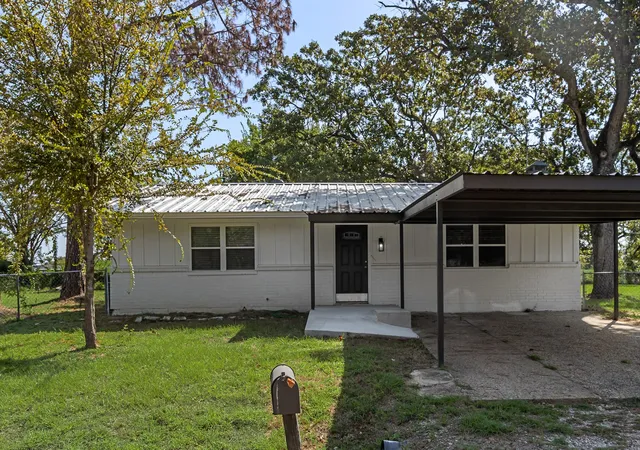 Homes for sale in Mabank, TX | 107 E Bayside Dr, Mabank, TX 75156 | MLS# 21062645