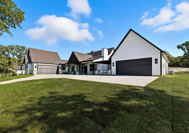 Photo 2 of Single family home for sale at 1019 Glenoaks Dr, Weatherford, TX 76088 | MLS# 21071572 | Listing updated on 2026-08-22