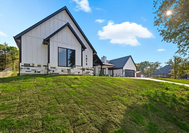 Photo 3 of Single family home for sale at 1019 Glenoaks Dr, Weatherford, TX 76088 | MLS# 21071572 | Listing updated on 2026-08-22