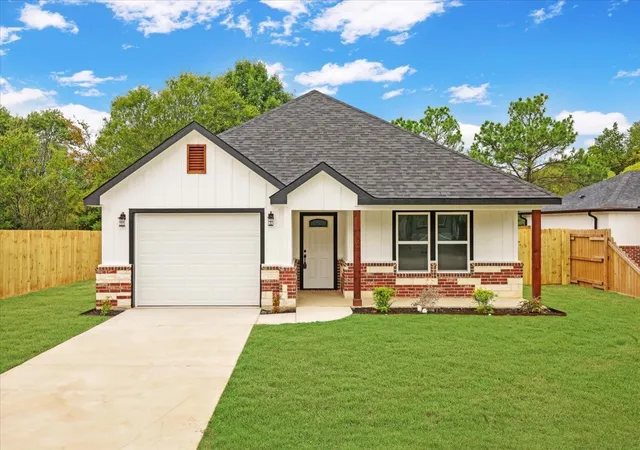 Photo 3 of Single family home for sale at 111 N Oak St, Ector, TX 75439 | MLS# 21071688 | Listing updated on 2026-09-02