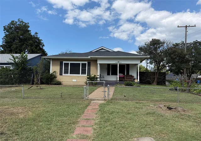 Photo 1 of Single family home for sale at 801 W Walker St, Denison, TX 75020 | MLS# 21072513 | Listing updated on 2026-09-28