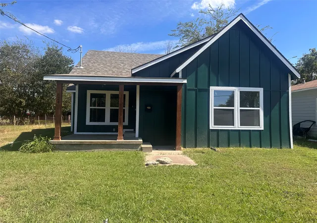 Photo 1 of Single family home for sale at 824 N Virginia St, Terrell, TX 75160 | MLS# 21072764 | Listing updated on 2026-08-22