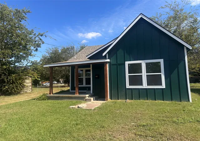 Photo 2 of Single family home for sale at 824 N Virginia St, Terrell, TX 75160 | MLS# 21072764 | Listing updated on 2026-08-22