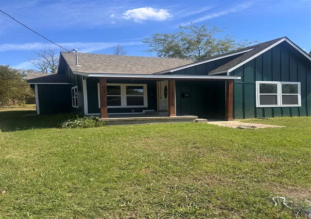 Photo 3 of Single family home for sale at 824 N Virginia St, Terrell, TX 75160 | MLS# 21072764 | Listing updated on 2026-08-22
