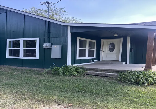 Photo 3 of Single family home for sale at 824 N Virginia St, Terrell, TX 75160 | MLS# 21072764 | Listing updated on 2026-08-22