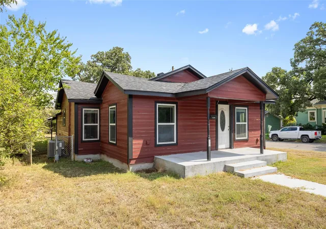 Photo 3 of Sale Pending at 1620 Vincent St, Brownwood, TX 76801 | MLS# 21073481 | Listing updated on 2026-09-30