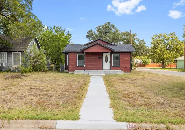 Photo 4 of Sale Pending at 1620 Vincent St, Brownwood, TX 76801 | MLS# 21073481 | Listing updated on 2026-09-30