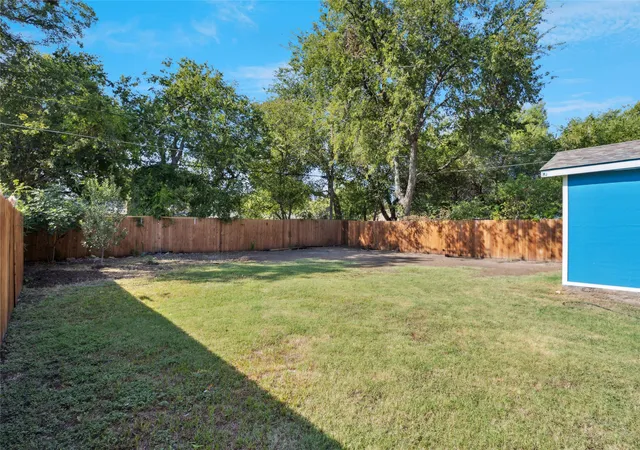 15th image of 1304 E Lovers Ln, Arlington, TX 76010 | MLS# 21065522