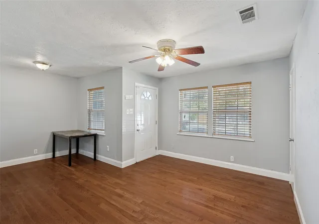 2nd image of 1304 E Lovers Ln, Arlington, TX 76010 | MLS# 21065522