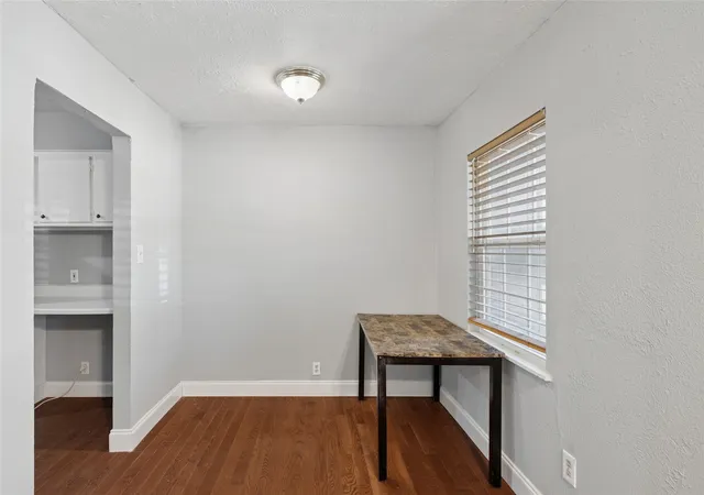 3rd image of 1304 E Lovers Ln, Arlington, TX 76010 | MLS# 21065522