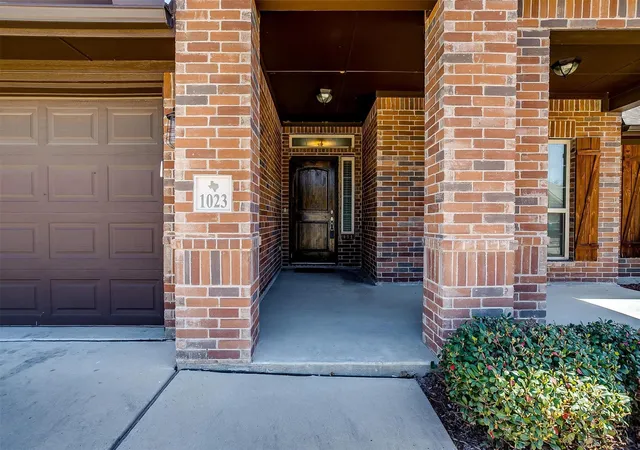 Photo 3 of Single family home for sale at 1023 Saint Andrews Dr, Burleson, TX 76028 | MLS# 21075193 | Listing updated on 2026-09-26