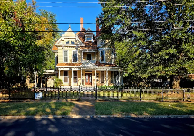 Photo 1 of Single family home for sale at 802 Fitzhugh Ave, Paris, TX 75460 | MLS# 21075278 | Listing updated on 2026-08-22