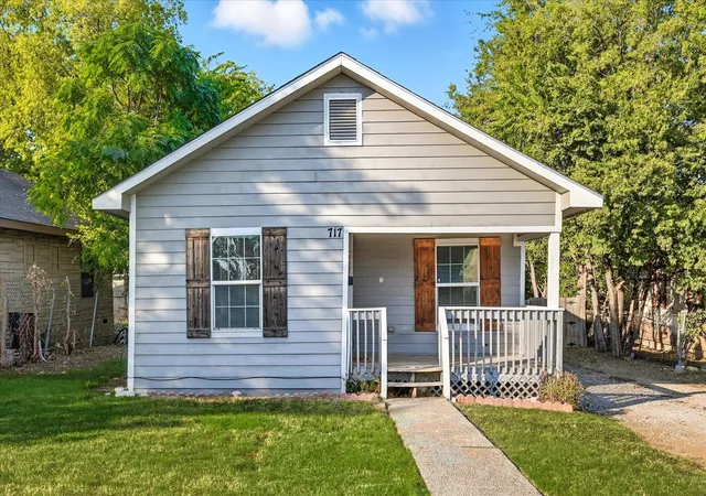 1st image of 717 E Davis Ave, Fort Worth, TX 76104 | MLS# 21074546