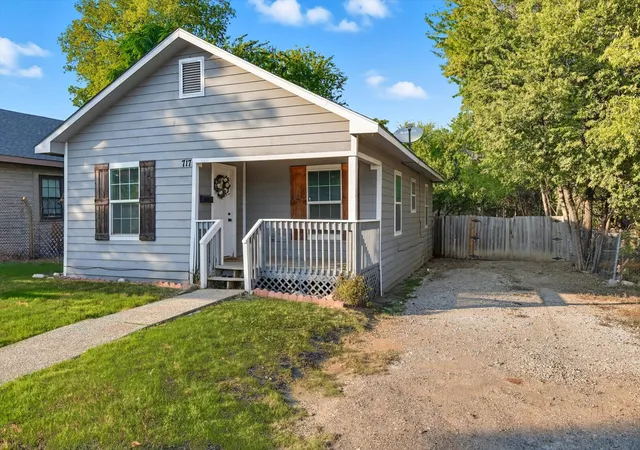2nd image of 717 E Davis Ave, Fort Worth, TX 76104 | MLS# 21074546