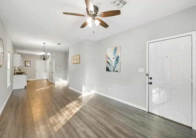 3rd image of 717 E Davis Ave, Fort Worth, TX 76104 | MLS# 21074546