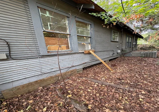 Photo 3 of Single family home for sale at 1124 Leander St, Shreveport, LA 71104 | MLS# 21075952 | Listing updated on 2026-07-08