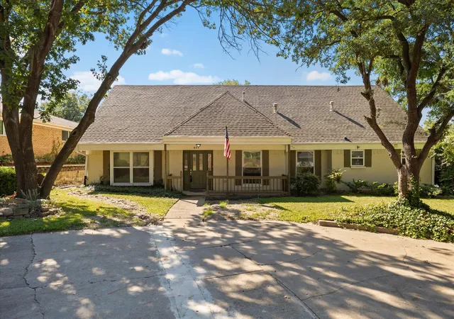 Photo 1 of Single family home for sale at 211 Rockbrook Dr, Rockwall, TX 75087 | MLS# 21073639 | Listing updated on 2026-08-27