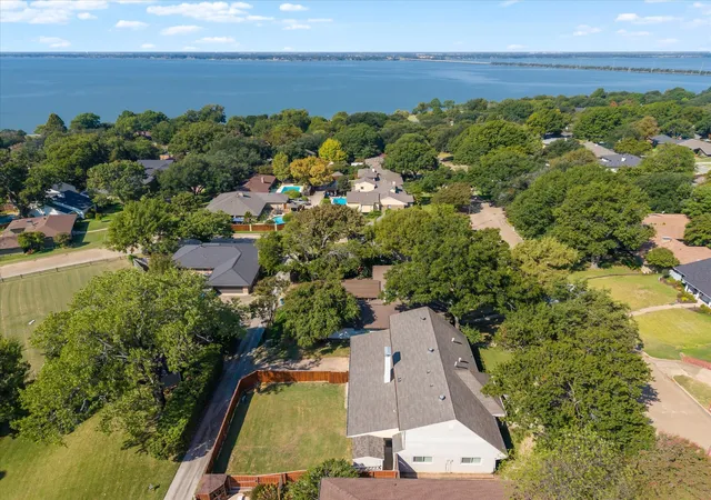 Photo 2 of Single family home for sale at 211 Rockbrook Dr, Rockwall, TX 75087 | MLS# 21073639 | Listing updated on 2026-08-27