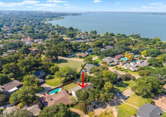 Photo 3 of Single family home for sale at 211 Rockbrook Dr, Rockwall, TX 75087 | MLS# 21073639 | Listing updated on 2026-08-27
