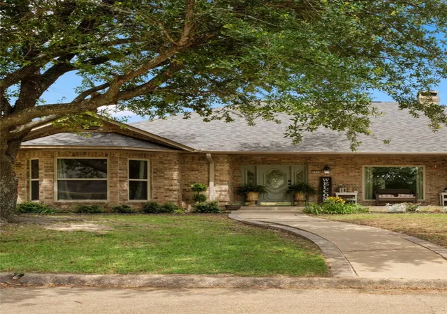 Homes for sale in Mount Pleasant, TX | 3006 Master Dr, Mount Pleasant, TX 75455 | MLS# 21078081