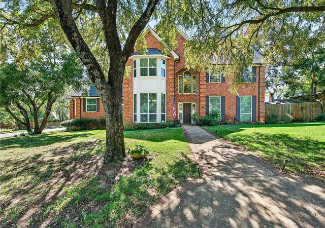 Photo 2 of Single family home for sale at 141 River Hills Dr, Denison, TX 75020 | MLS# 21076034 | Listing updated on 2026-09-21
