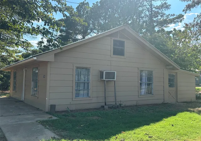 Photo 4 of Multi family home for sale at 2764 W Hwy 199, Springtown, TX 76082 | MLS# 21075304 | Listing updated on 2026-09-26