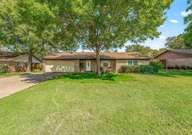 Photo 1 of Single family home for sale at 1003 Royal Ln, Graham, TX 76450 | MLS# 21079484 | Listing updated on 2026-10-02