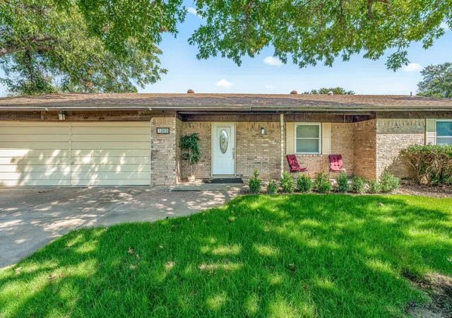 Photo 2 of Single family home for sale at 1003 Royal Ln, Graham, TX 76450 | MLS# 21079484 | Listing updated on 2026-10-02