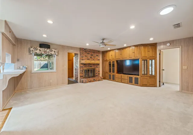 Photo 3 of Single family home for sale at 1003 Royal Ln, Graham, TX 76450 | MLS# 21079484 | Listing updated on 2026-10-02