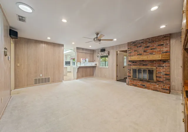 Photo 4 of Single family home for sale at 1003 Royal Ln, Graham, TX 76450 | MLS# 21079484 | Listing updated on 2026-10-02