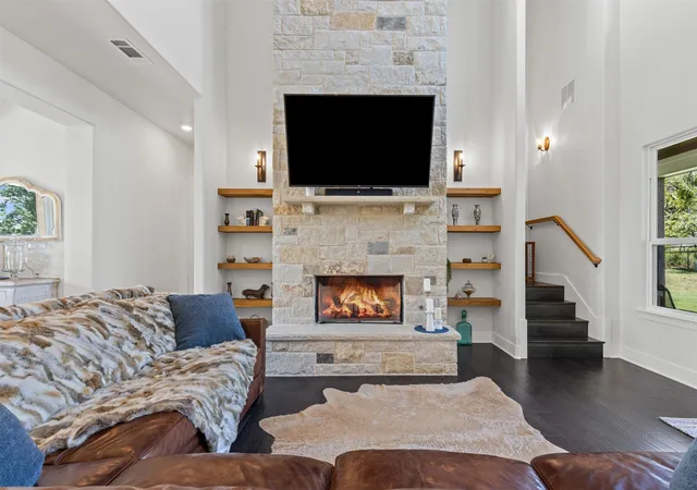 Photo 4 of Single family home for sale at 201 Flat Rock Ln, Weatherford, TX 76088 | MLS# 21078567 | Listing updated on 2026-08-30