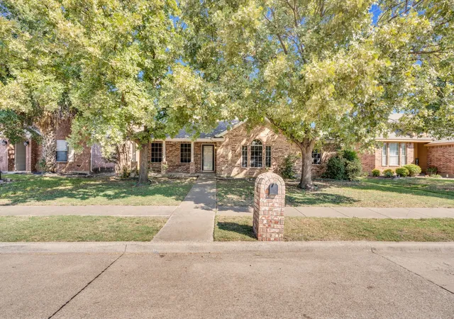 Photo 3 of Single family home for sale at 233 Garden Valley Ln, Red Oak, TX 75154 | MLS# 21066043 | Listing updated on 2026-09-01