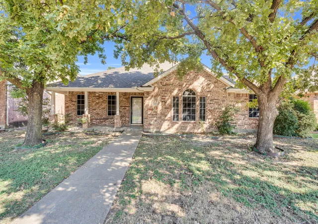 Photo 4 of Single family home for sale at 233 Garden Valley Ln, Red Oak, TX 75154 | MLS# 21066043 | Listing updated on 2026-09-01
