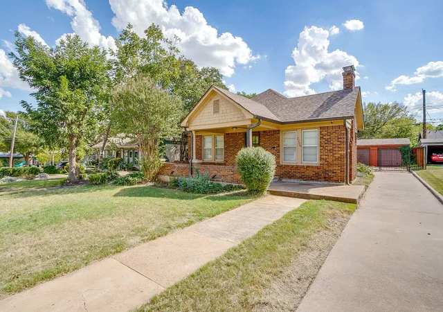 2nd image of 2209 W Rosedale St S, Fort Worth, TX 76110 | MLS# 21077662