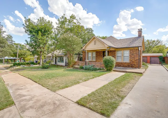 3rd image of 2209 W Rosedale St S, Fort Worth, TX 76110 | MLS# 21077662