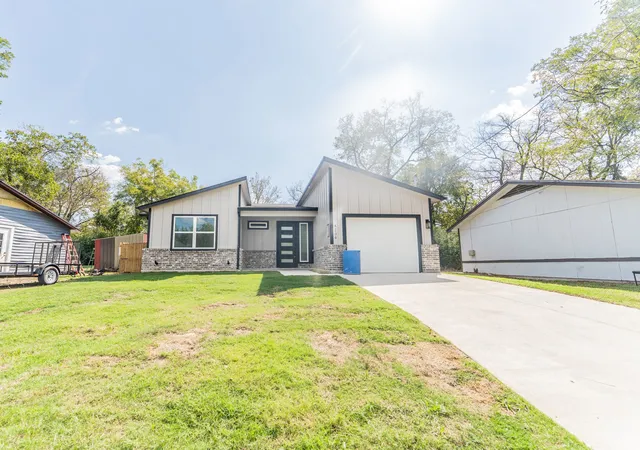 Photo 1 of Single family home for sale at 206 Ross St W, Sulphur Springs, TX 75482 | MLS# 21082124 | Listing updated on 2026-10-06