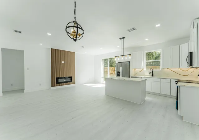 Photo 2 of Single family home for sale at 206 Ross St W, Sulphur Springs, TX 75482 | MLS# 21082124 | Listing updated on 2026-10-06