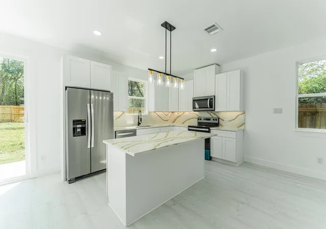 Photo 3 of Single family home for sale at 206 Ross St W, Sulphur Springs, TX 75482 | MLS# 21082124 | Listing updated on 2026-10-06