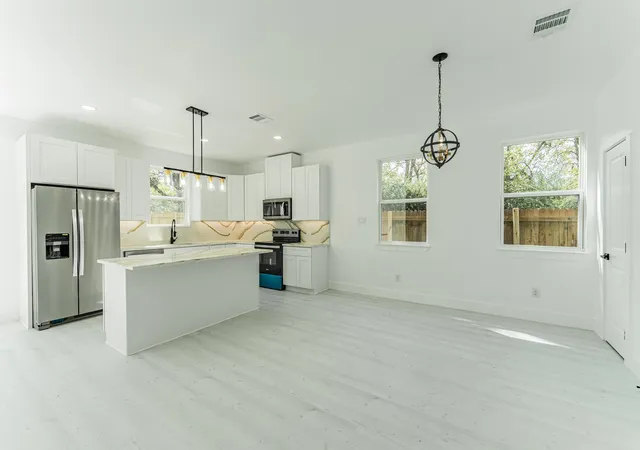 Photo 3 of Single family home for sale at 206 Ross St W, Sulphur Springs, TX 75482 | MLS# 21082124 | Listing updated on 2026-10-06
