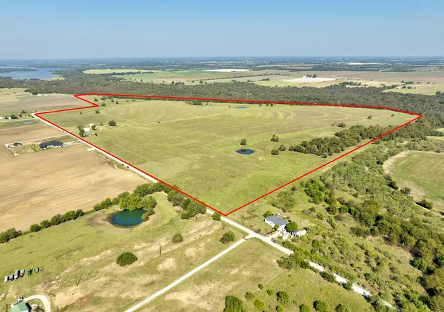 Photo 4 of House for sale at 831 Baker (2) Rd, Pilot Point, TX 76258 | MLS# 21081110 | Listing updated on 2026-08-22